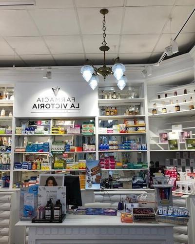 廷布林在药房实习, 维多利亚药房, one of the most well-known compound pharmacies in Madrid. 